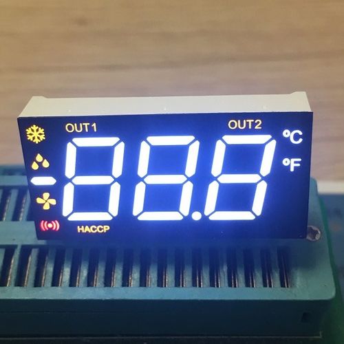 Son şirket blogları hakkında Çok renkli Üçlü Haneli 7 Segment Buzdolabı Sıcaklık Kontrol için 90 derece pin bükme ile LED Ekran